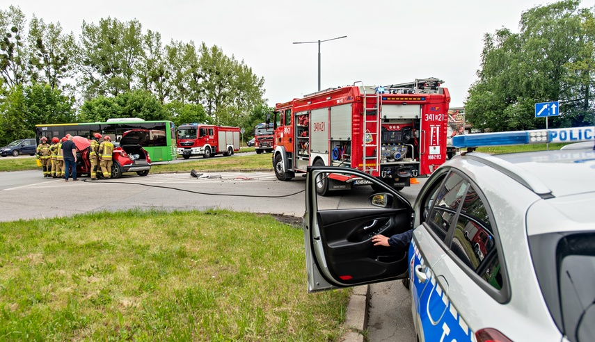 Zderzenie miejskiego autobusu z osobówką zdjęcie nr 285055
