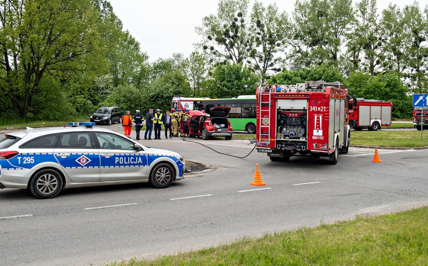 Zderzenie miejskiego autobusu z osobówką zdjęcie nr 285048