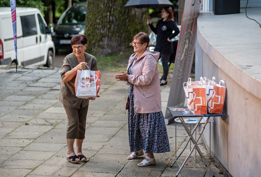 Z aniołami przy leśnym stoliku zdjęcie nr 290250