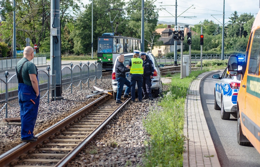 Wjechał na tory i zablokował ruch tramwajów zdjęcie nr 290617