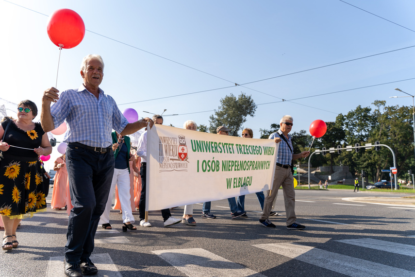 Seniorzy przemaszerowali przez miasto zdjęcie nr 292654