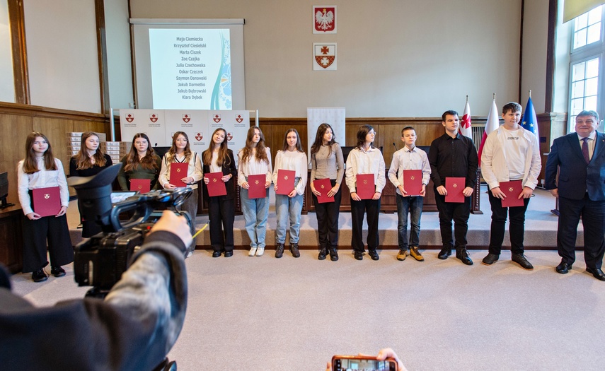 Kasa i klasa. Uczniowie dostali jednorazowe stypendia zdjęcie nr 297554