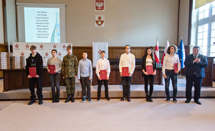 Kasa i klasa. Uczniowie dostali jednorazowe stypendia zdjęcie nr 297571