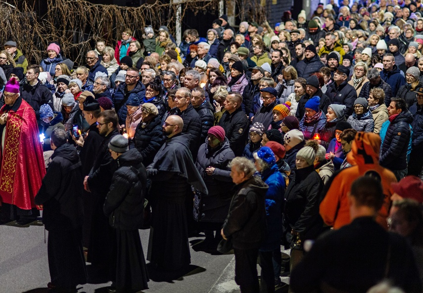 Wierni przeszli przez Elbląg w Drodze Krzyżowej zdjęcie nr 304284