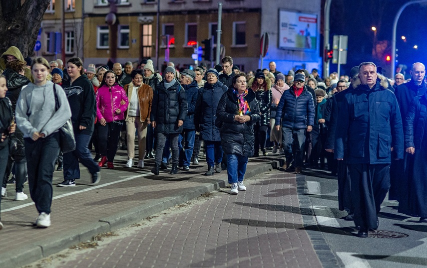 To się ogląda Wierni przeszli przez Elbląg w Drodze Krzyżowej