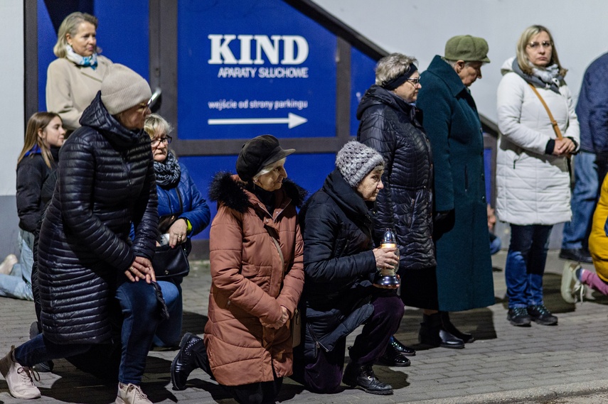 Wierni przeszli przez Elbląg w Drodze Krzyżowej zdjęcie nr 304278