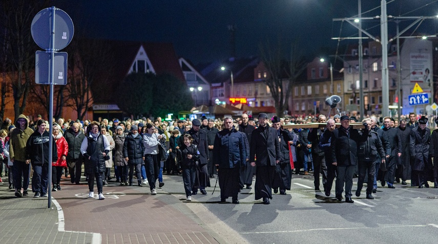 Wierni przeszli przez Elbląg w Drodze Krzyżowej zdjęcie nr 304290