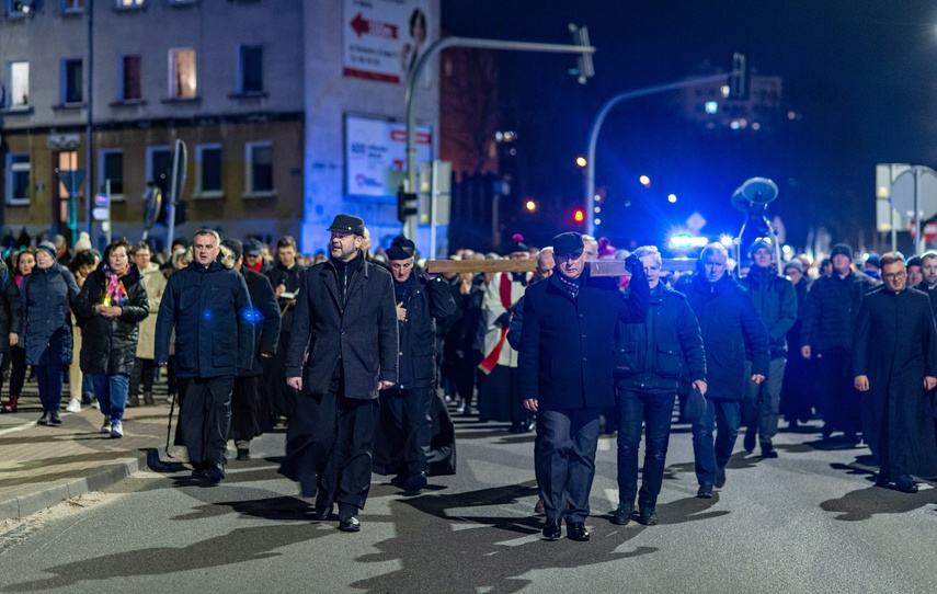 Wierni przeszli przez Elbląg w Drodze Krzyżowej zdjęcie nr 304287