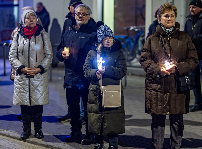 Wierni przeszli przez Elbląg w Drodze Krzyżowej zdjęcie nr 304279