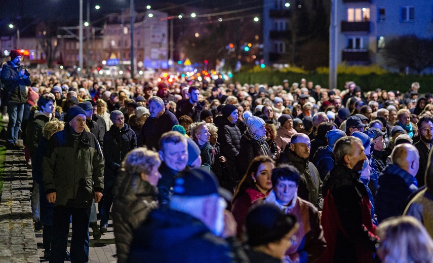 Wierni przeszli przez Elbląg w Drodze Krzyżowej zdjęcie nr 304291