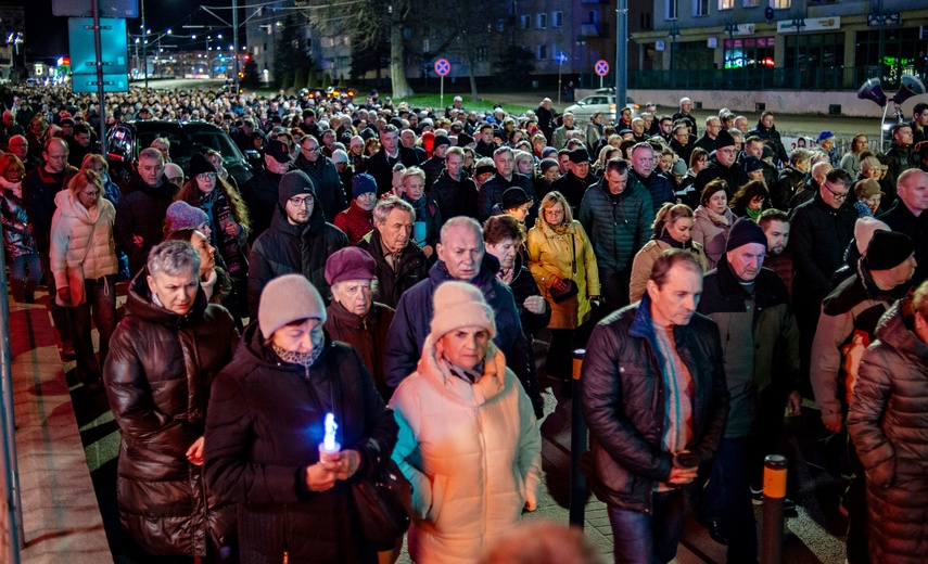 Wierni przeszli przez Elbląg w Drodze Krzyżowej zdjęcie nr 304311