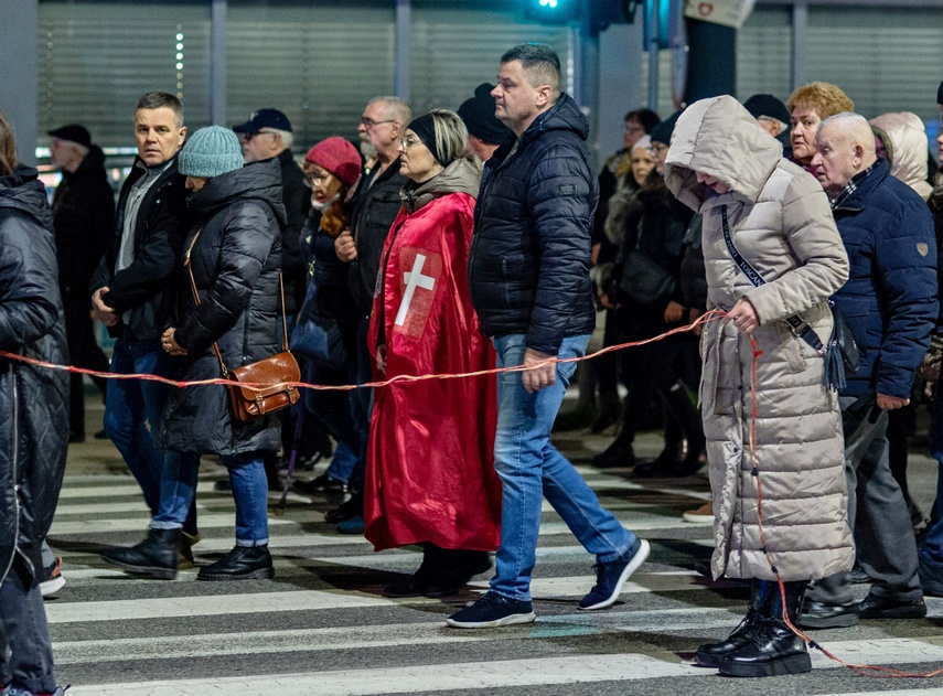 Wierni przeszli przez Elbląg w Drodze Krzyżowej zdjęcie nr 304324