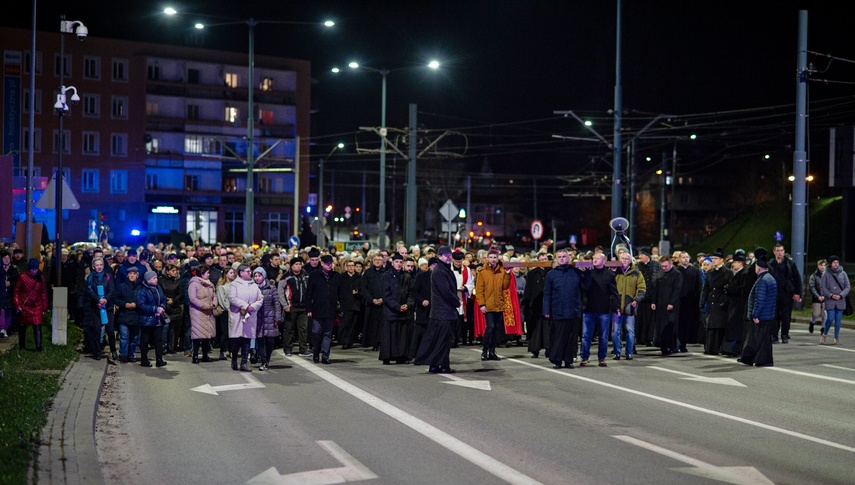 Wierni przeszli przez Elbląg w Drodze Krzyżowej zdjęcie nr 304307