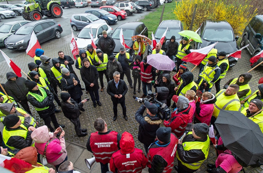 Tym razem rolnicy nie blokowali dróg, pikiety zorganizowali przed biurami posłów i senatorów. - W ka zdjęcie nr 304520