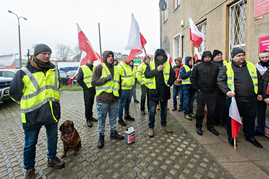 Tym razem rolnicy nie blokowali dróg, pikiety zorganizowali przed biurami posłów i senatorów. - W ka zdjęcie nr 304512