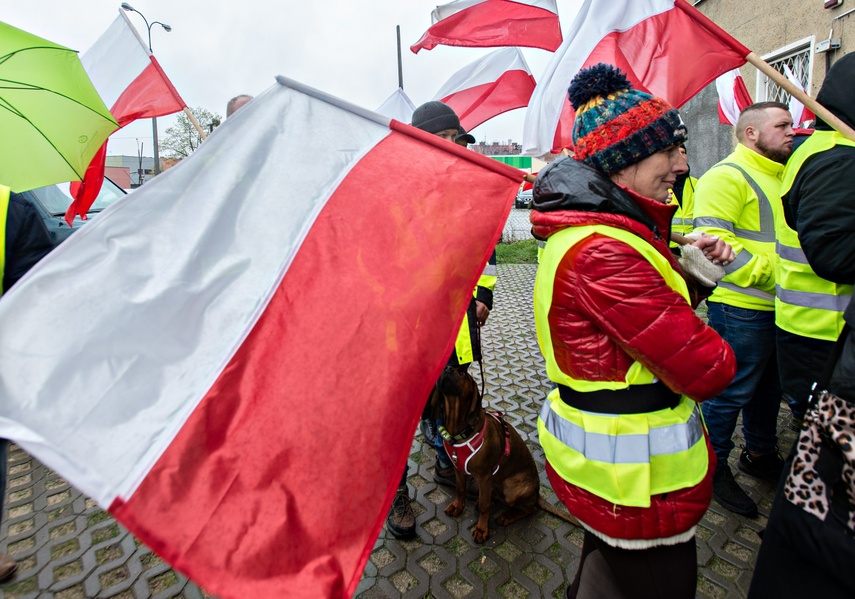 Tym razem rolnicy nie blokowali dróg, pikiety zorganizowali przed biurami posłów i senatorów. - W ka zdjęcie nr 304519