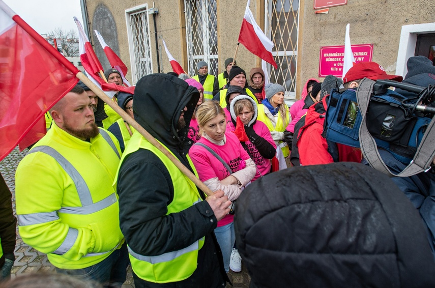 Tym razem rolnicy nie blokowali dróg, pikiety zorganizowali przed biurami posłów i senatorów. - W ka zdjęcie nr 304517