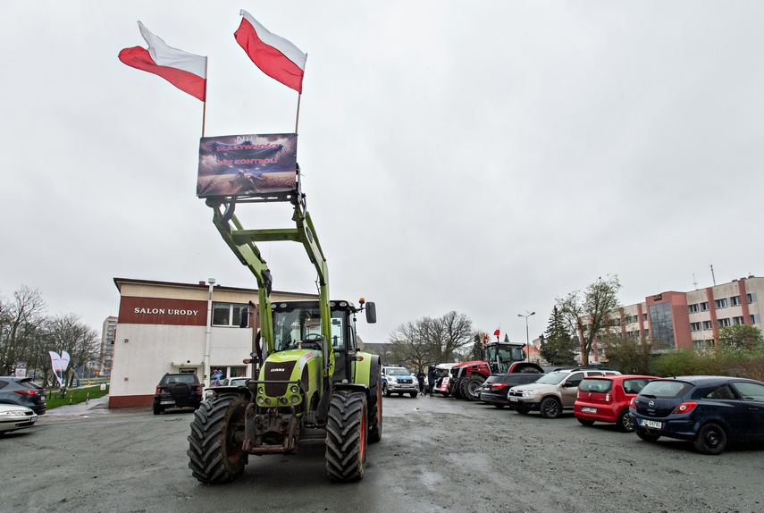 Tym razem rolnicy nie blokowali dróg, pikiety zorganizowali przed biurami posłów i senatorów. - W ka zdjęcie nr 304510