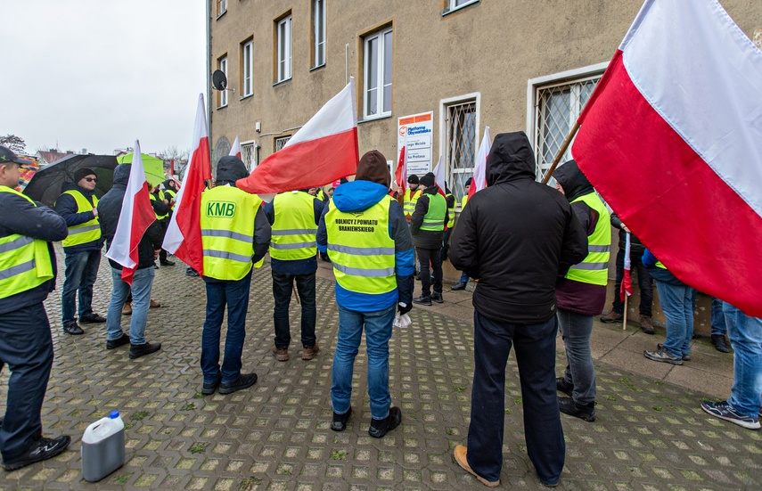 Tym razem rolnicy nie blokowali dróg, pikiety zorganizowali przed biurami posłów i senatorów. - W ka zdjęcie nr 304508