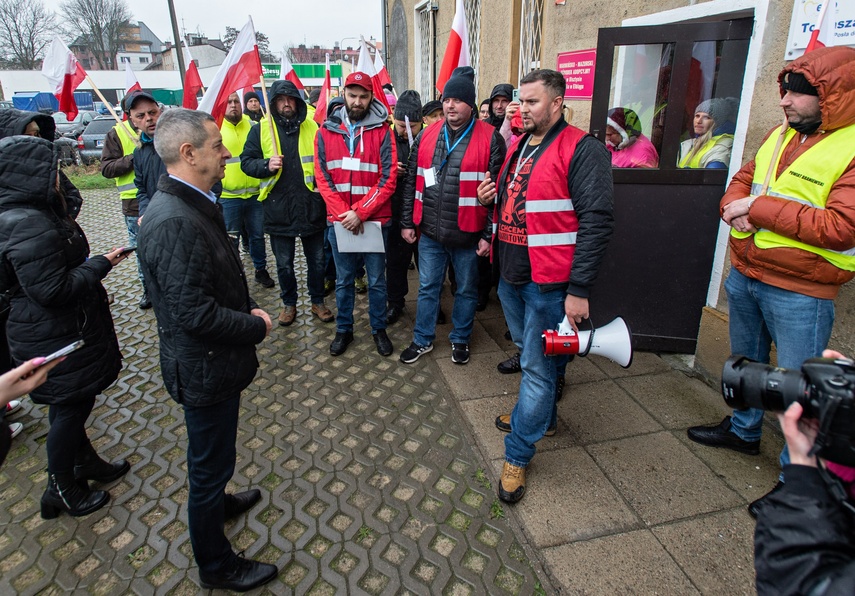 Tym razem rolnicy nie blokowali dróg, pikiety zorganizowali przed biurami posłów i senatorów. - W ka zdjęcie nr 304515