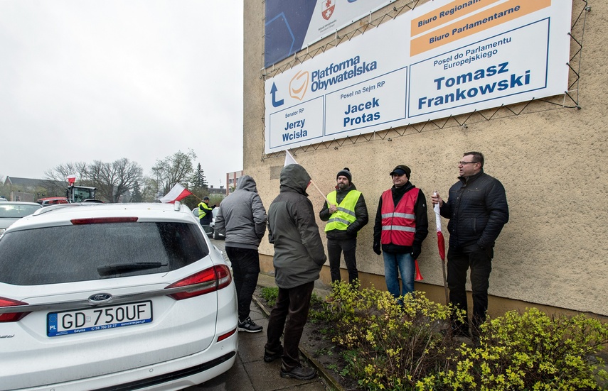 Tym razem rolnicy nie blokowali dróg, pikiety zorganizowali przed biurami posłów i senatorów. - W ka zdjęcie nr 304514