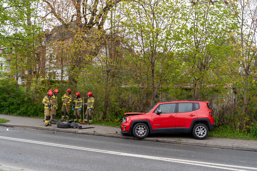 Rozbił auto na drzewie zdjęcie nr 305969