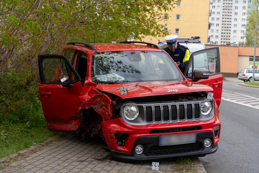 Rozbił auto na drzewie zdjęcie nr 305983