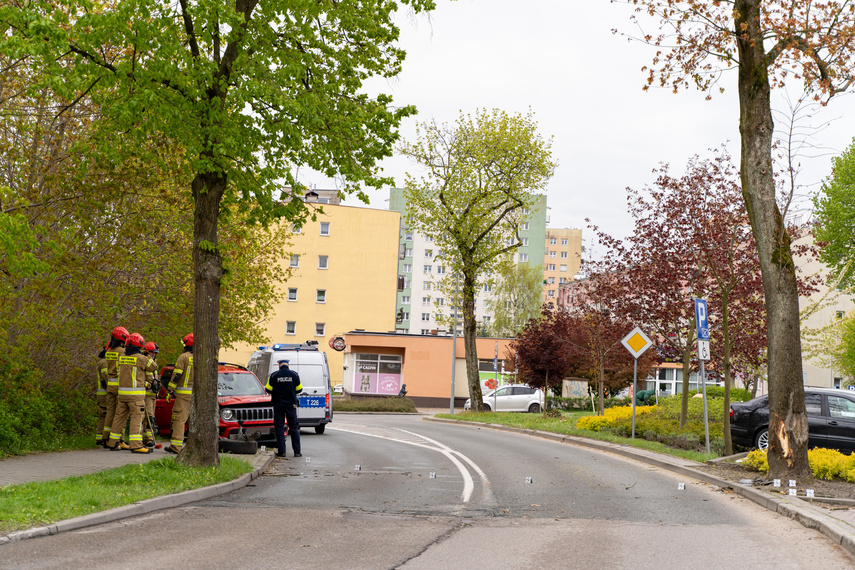 Rozbił auto na drzewie zdjęcie nr 305974