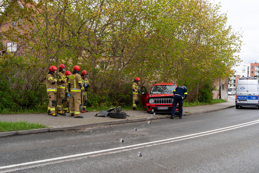 Rozbił auto na drzewie zdjęcie nr 305973