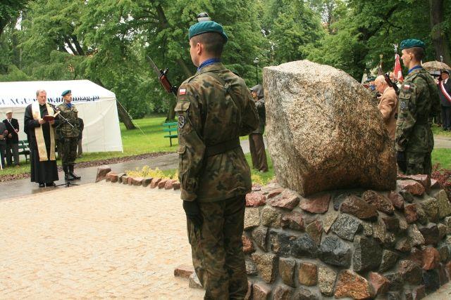 W Parku Traugutta odsłonięto Obelisk Inwalidów Wojennych zdjęcie nr 24811