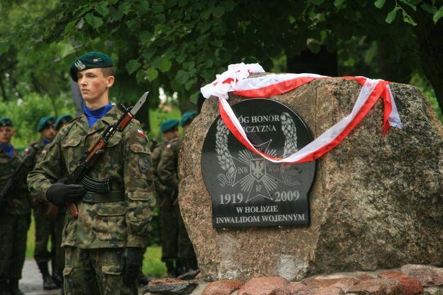 W Parku Traugutta odsłonięto Obelisk Inwalidów Wojennych zdjęcie nr 24801