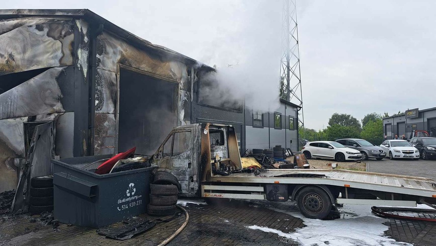 Pożar w autokomisie przy Warszawskiej zdjęcie nr 307229