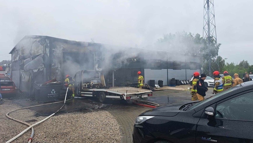 Pożar w autokomisie przy Warszawskiej zdjęcie nr 307222