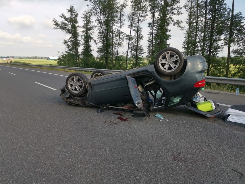 To się ogląda Dachowanie na S7. Dwie osoby poszkodowane