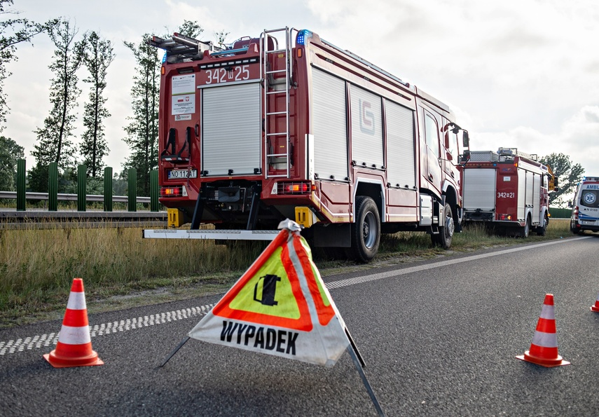 Dachowanie na S7. Dwie osoby poszkodowane zdjęcie nr 309038