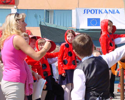 Przed wejściem na scenę młodzi artyści dostawali jeszcze ostatnie cenne wskazówki.
