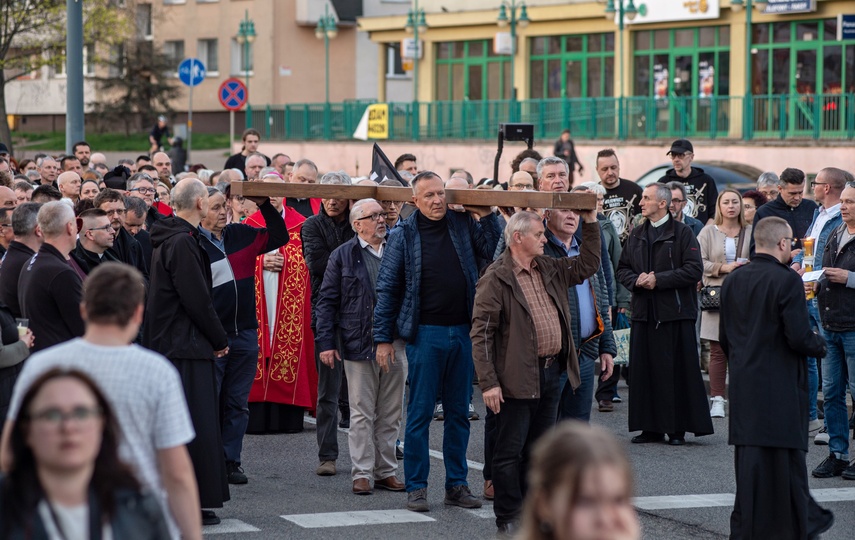 Ponieśli krzyż ulicami Elbląga zdjęcie nr 328671