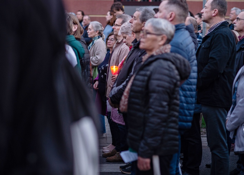 Ponieśli krzyż ulicami Elbląga zdjęcie nr 328684