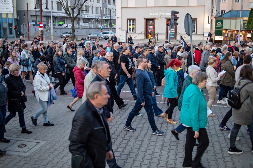 Ponieśli krzyż ulicami Elbląga zdjęcie nr 328686