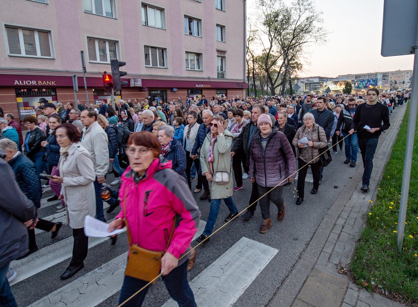 Ponieśli krzyż ulicami Elbląga zdjęcie nr 328682
