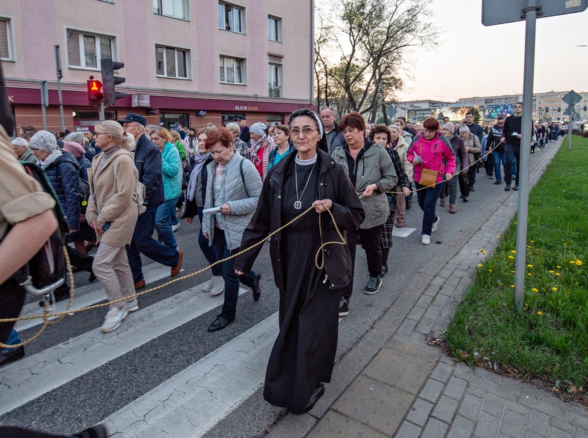 Ponieśli krzyż ulicami Elbląga zdjęcie nr 328681