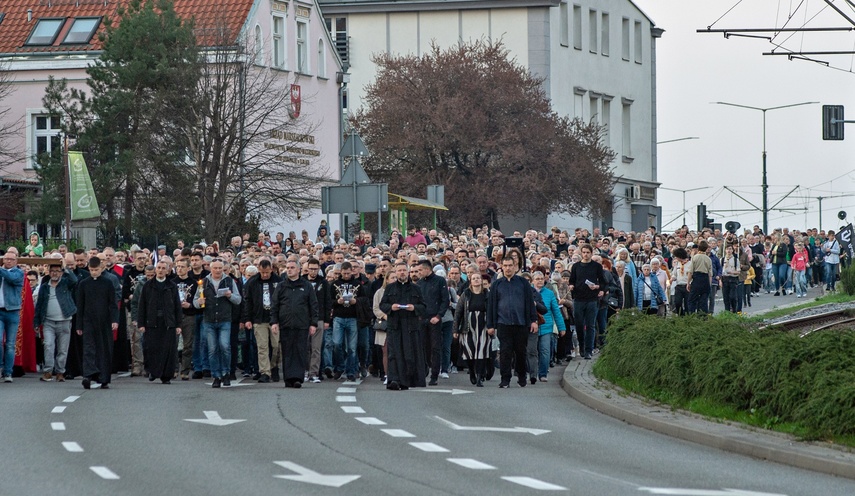 Ponieśli krzyż ulicami Elbląga zdjęcie nr 328675