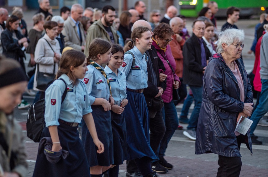 Ponieśli krzyż ulicami Elbląga zdjęcie nr 328691