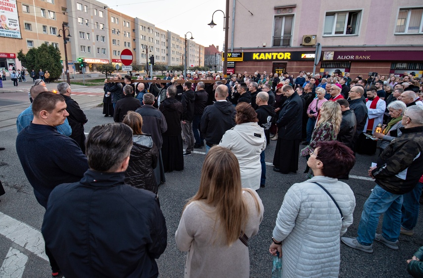 Ponieśli krzyż ulicami Elbląga zdjęcie nr 328685