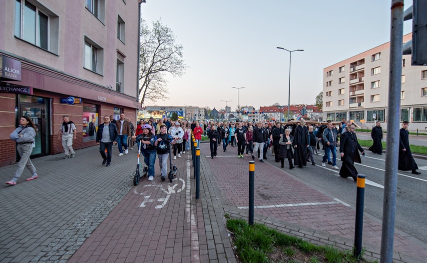 Ponieśli krzyż ulicami Elbląga zdjęcie nr 328679