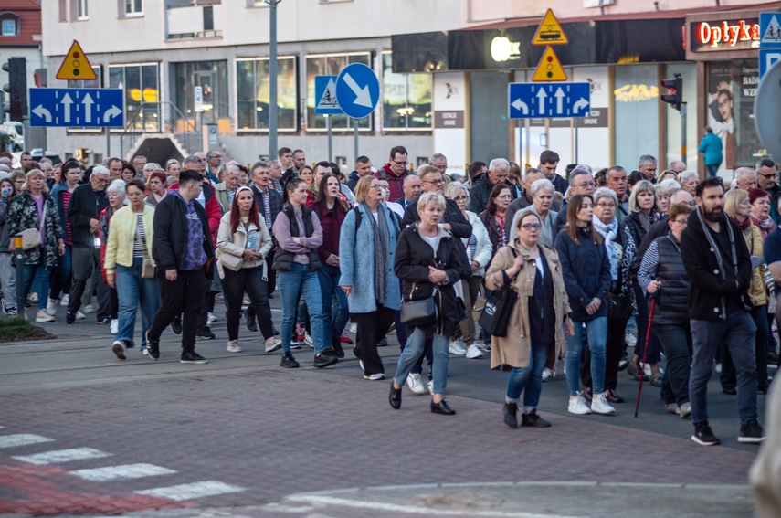 Ponieśli krzyż ulicami Elbląga zdjęcie nr 328692