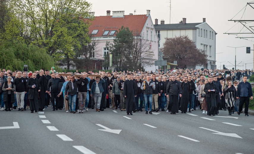 Ponieśli krzyż ulicami Elbląga zdjęcie nr 328676