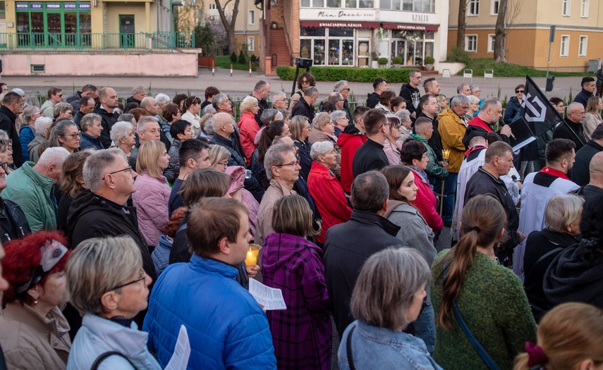 Ponieśli krzyż ulicami Elbląga zdjęcie nr 328672