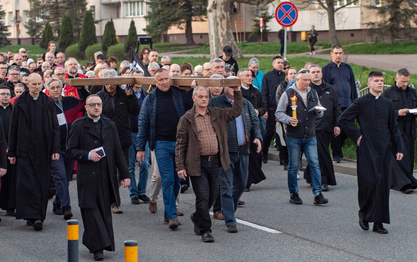 Ponieśli krzyż ulicami Elbląga zdjęcie nr 328668