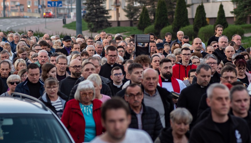 Ponieśli krzyż ulicami Elbląga zdjęcie nr 328669